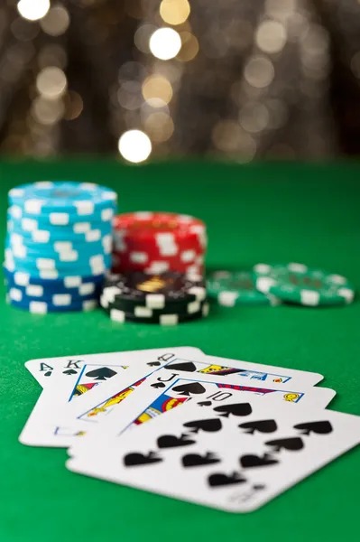 erek 33 Caribbean Stud Poker live dealer table showing five community cards and dealer's up card on mobile screen