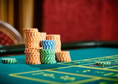 erek 33 Qiu Qiu live dealer table showing domino tiles and dealer's up tile on mobile screen
